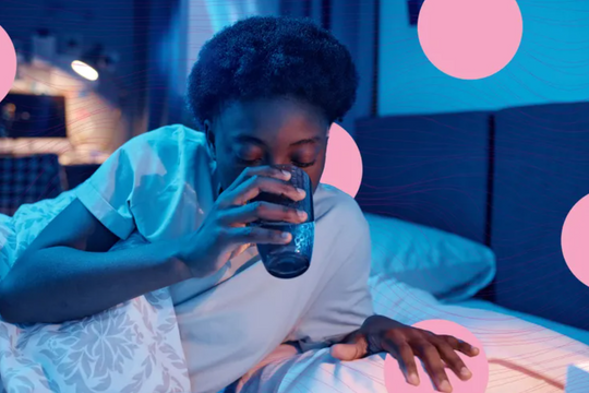 Không uống đủ nước trong ngày: Uống bù buổi tối được không?