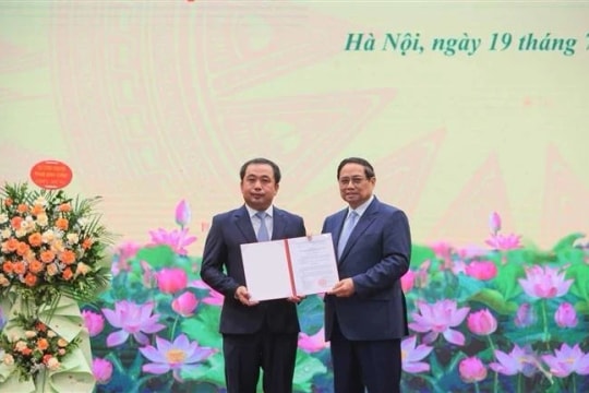 PM hands over decision assigning acting minister of agriculture and environment