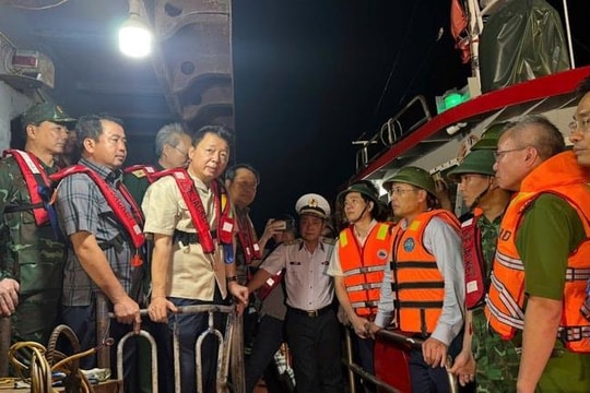 Thủ tướng Chính phủ chỉ đạo tập trung, khẩn trương tìm kiếm cứu nạn vụ đắm tàu trên vịnh Hạ Long