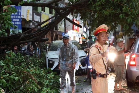 Cảnh sát giao thông Hà Nội kích hoạt phương án ứng phó mưa lớn, bảo đảm an toàn giao thông