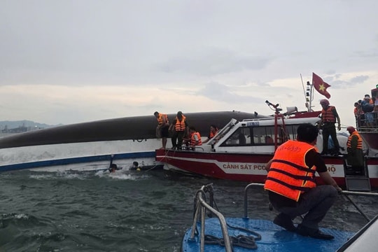 Vụ lật tàu du lịch tại Quảng Ninh: Thủ tướng yêu cầu khẩn trương tìm kiếm cứu nạn, khắc phục hậu quả