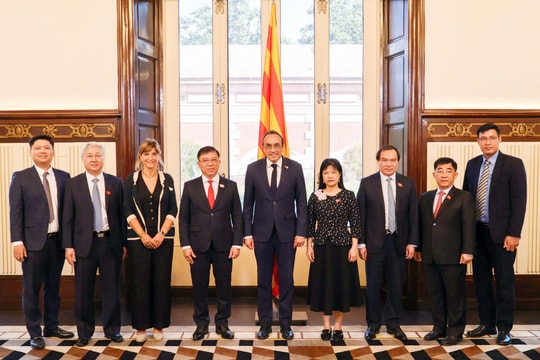 Phó Chủ nhiệm Ủy ban Công tác đại biểu làm việc với Phó Chủ nhiệm Ủy ban Đối ngoại Hạ viện Tây Ban Nha