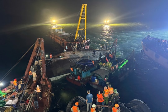 Vẫn còn 5 người mất tích trong vụ lật tàu ở vịnh Hạ Long
