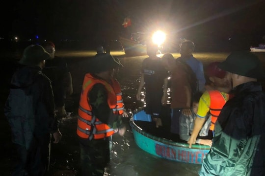 Kịp thời ứng cứu tàu chở 30 du khách gặp nạn tại biển Thiên Cầm