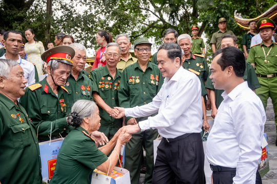 NA Chairman honours fallen war heroes, commends progress in Thai Nguyen
