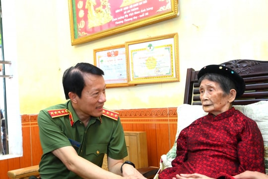 Bộ trưởng Bộ Công an Lương Tam Quang thăm hỏi, tặng quà cho các gia đình chính sách tại tỉnh Tuyên Quang