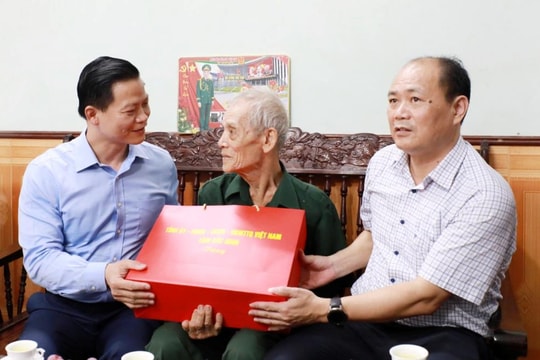 Chủ tịch UBND tỉnh Bắc Ninh thăm, tặng quà người có công