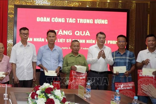 Trưởng ban Tổ chức Trung ương Lê Minh Hưng thăm gia đình chính sách, người có công với cách mạng tại Hà Tĩnh