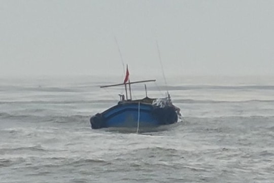Cứu 7 thuyền viên Quảng Trị bị chìm tàu trên biển