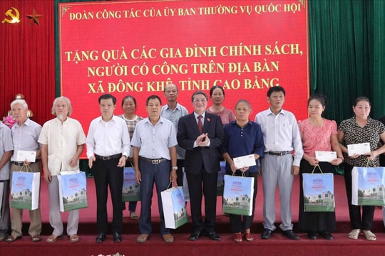 Phó Chủ tịch Quốc hội Nguyễn Đức Hải thăm, tặng quà gia đình chính sách tại xã Đông Khê, Cao Bằng