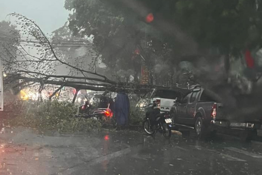 Hà Nội cảnh báo dông, lốc, sét, mưa đá ở khu vực nội thành