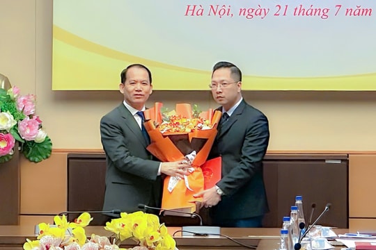 Chủ nhiệm Ủy ban Pháp luật và Tư pháp Hoàng Thanh Tùng trao quyết định bổ nhiệm công chức giữ chức vụ lãnh đạo, quản lý