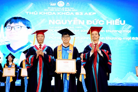 Đại học Kinh tế Quốc dân trao bằng tốt nghiệp cho 1.809 tân cử nhân