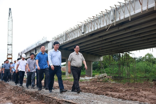 PM inspects expressway projects in Mekong Delta, urges faster progress