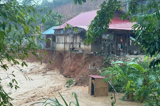 Nghệ An: Lũ quét khiến nhiều bản làng bị cô lập, hàng trăm ngôi nhà bị tốc mái