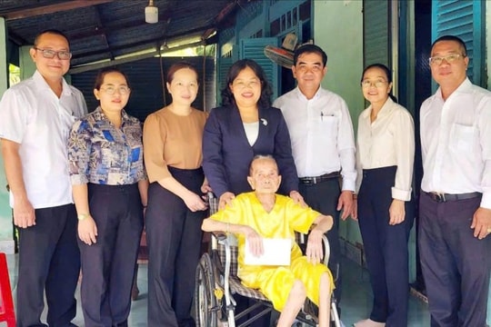 Đoàn công tác của Thành ủy, HĐND, UBND, Ủy ban MTTQ Việt Nam TP. Hồ Chí Minh thăm, tặng quà Mẹ Việt Nam Anh hùng và gia đình chính sách