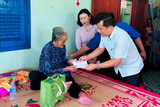 Văn phòng Quốc hội thăm, tặng quà Mẹ Việt Nam Anh hùng tại Tây Ninh