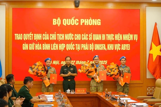 Trao quyết định cho sĩ quan làm nhiệm vụ gìn giữ hòa bình tại Phái bộ UNISFA