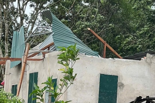 Quảng Trị: Một nhà bị đổ sập, 23 nhà bị tóc mái