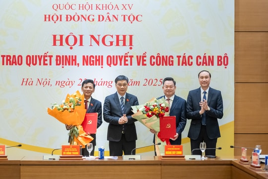 Phó Chủ tịch Quốc hội Vũ Hồng Thanh dự Hội nghị công bố, trao các quyết định về công tác cán bộ