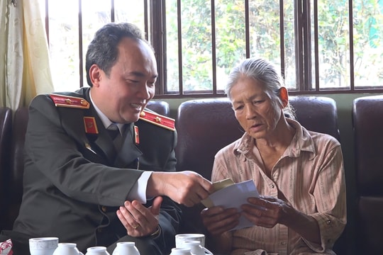 Công an Lâm Đồng tri ân các gia đình chính sách nhân dịp 27/7