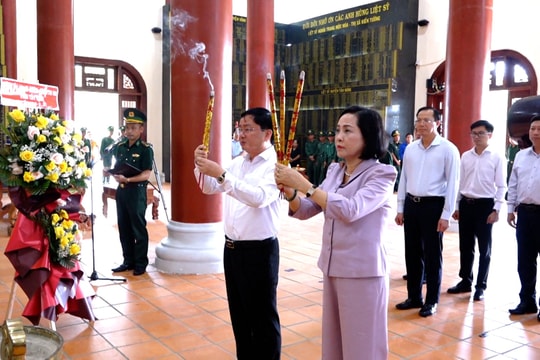 Phó Chủ tịch Quốc hội Nguyễn Thị Thanh dâng hương tưởng niệm, tri ân gia đình chính sách tại Tây Ninh