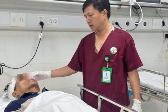 Hà Nội: Ô tô mất lái gây tai nạn nghiêm trọng, nạn nhân nguy kịch