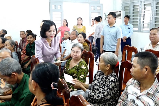 Phó Chủ tịch Quốc hội Nguyễn Thị Thanh thăm, tặng quà gia đình chính sách tại Tây Ninh