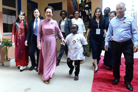 Phu nhân Chủ tịch Quốc hội Nguyễn Thị Thanh Nga thăm Trung tâm Hỗ trợ trẻ em tại Senegal