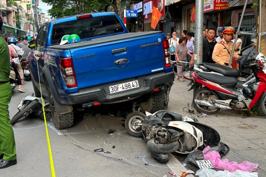 Xe bán tải va chạm liên hoàn nhiều xe máy, CSGT cùng người dân nâng xe cứu người mắc kẹt