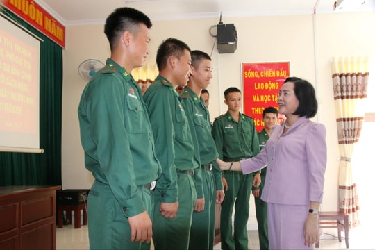 Phó Chủ tịch Quốc hội Nguyễn Thị Thanh dâng hương tưởng niệm các anh hùng liệt sĩ tại Tây Ninh