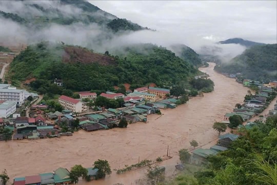 Lũ lịch sử, nhiều nhà dân ở miền núi Nghệ An chìm trong biển nước
