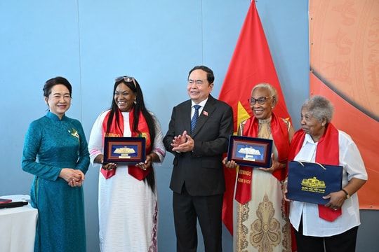 Chủ tịch Quốc hội Trần Thanh Mẫn gặp mặt cộng đồng người Việt Nam tại Senegal
