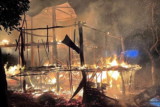 Bộ đội Biên phòng Quảng Trị chữa cháy nhà dân ngay trong đêm