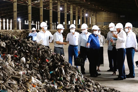 Phó Chủ tịch Quốc hội Lê Minh Hoan khảo sát doanh nghiệp xử lý chất thải tại TP. Hồ Chí Minh