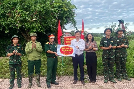 Bắc Ninh: Chủ tịch xã Lạng Giang thăm, tặng quà cán bộ, chiến sĩ Trung đoàn 2 - Sư đoàn 3 làm công tác dân vận tại xã