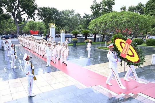 Đoàn đại biểu Đảng ủy Công an Trung ương, Bộ Công an viếng Chủ tịch Hồ Chí Minh và các Anh hùng liệt sĩ