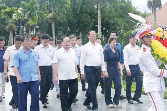 Phó Chủ tịch Quốc hội, Thượng tướng Trần Quang Phương dâng hương tại Đền thờ Liệt sĩ chiến trường Điện Biên Phủ