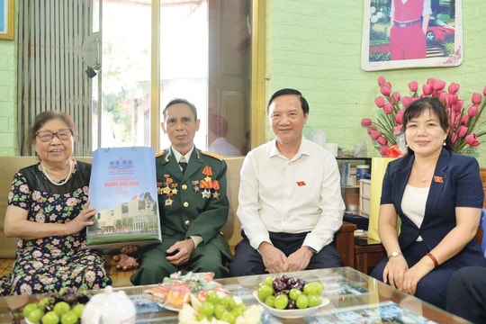 Phó Chủ tịch Quốc hội Nguyễn Khắc Định thăm, tặng quà người có công tại Quảng Ninh