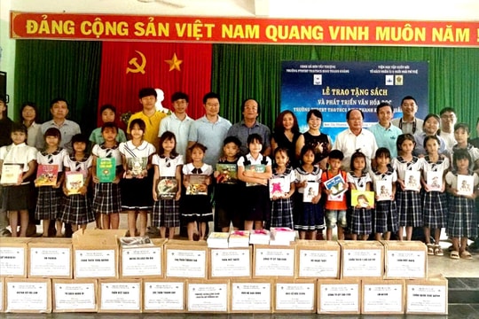 50 tủ sách đến với học sinh miền núi Quảng Ngãi