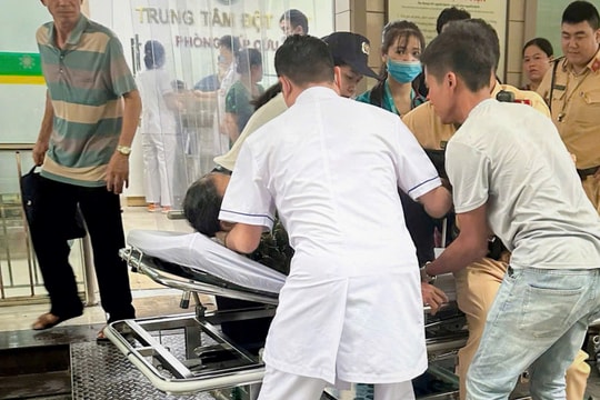 Cảnh sát giao thông Hà Nội mở đường cho xe ô tô chở người bị đột quỵ đi cấp cứu