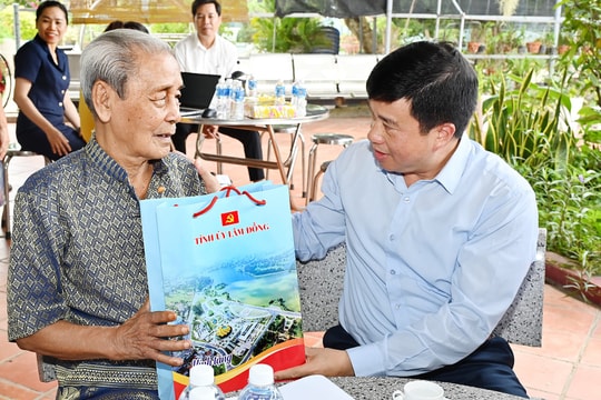 Bí thư Tỉnh ủy Lâm Đồng Y Thanh Hà Niê Kđăm thăm, tri ân cán bộ lão thành cách mạng