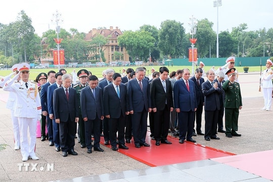 Lãnh đạo Đảng, Nhà nước dâng hương tưởng niệm các Anh hùng liệt sĩ và vào Lăng viếng Chủ tịch Hồ Chí Minh