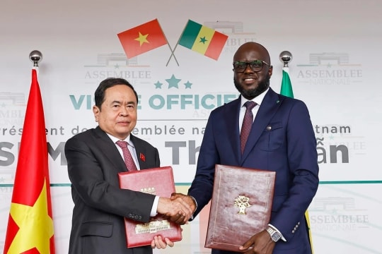 Top Vietnamese, Senegalese legislators sign pact to deepen cooperation