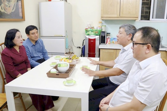 Phó Chủ tịch Quốc hội Nguyễn Thị Thanh thăm, tặng quà gia đình liệt sĩ tại Hà Nội