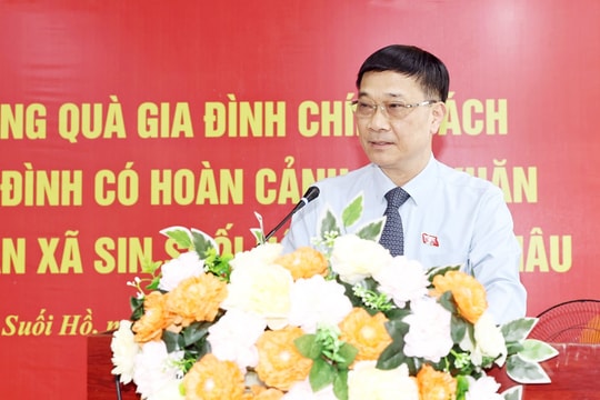 Phó Chủ tịch Quốc hội Vũ Hồng Thanh thăm, tặng quà gia đình người có công tại Lai Châu