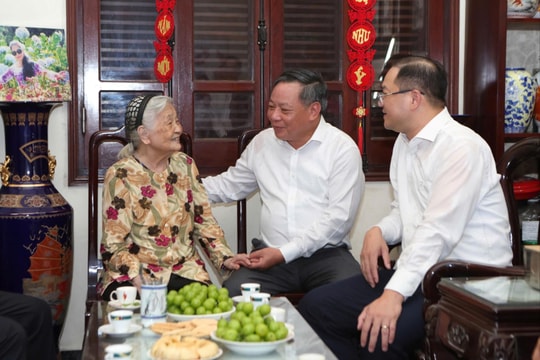 Phó Bí thư Thường trực Thành ủy Hà Nội thăm, tặng quà người có công tiêu biểu phường Đống Đa