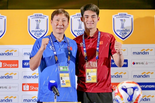 HLV Kim Sang Sik đánh giá cao lối chơi phòng ngự phản công của U23 Philippines