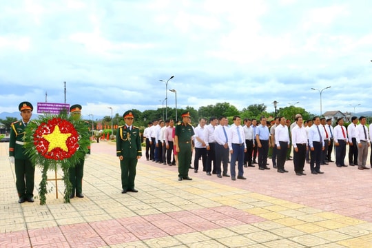 Phó Thủ tướng Bùi Thanh Sơn dâng hương tưởng niệm anh hùng liệt sĩ tại Khánh Hòa