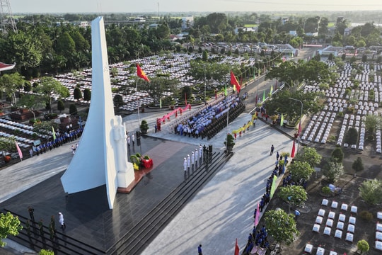 Lãnh đạo, cán bộ miền Tây viếng nghĩa trang liệt sĩ nhân kỷ niệm 78 năm ngày Thương binh - Liệt sĩ